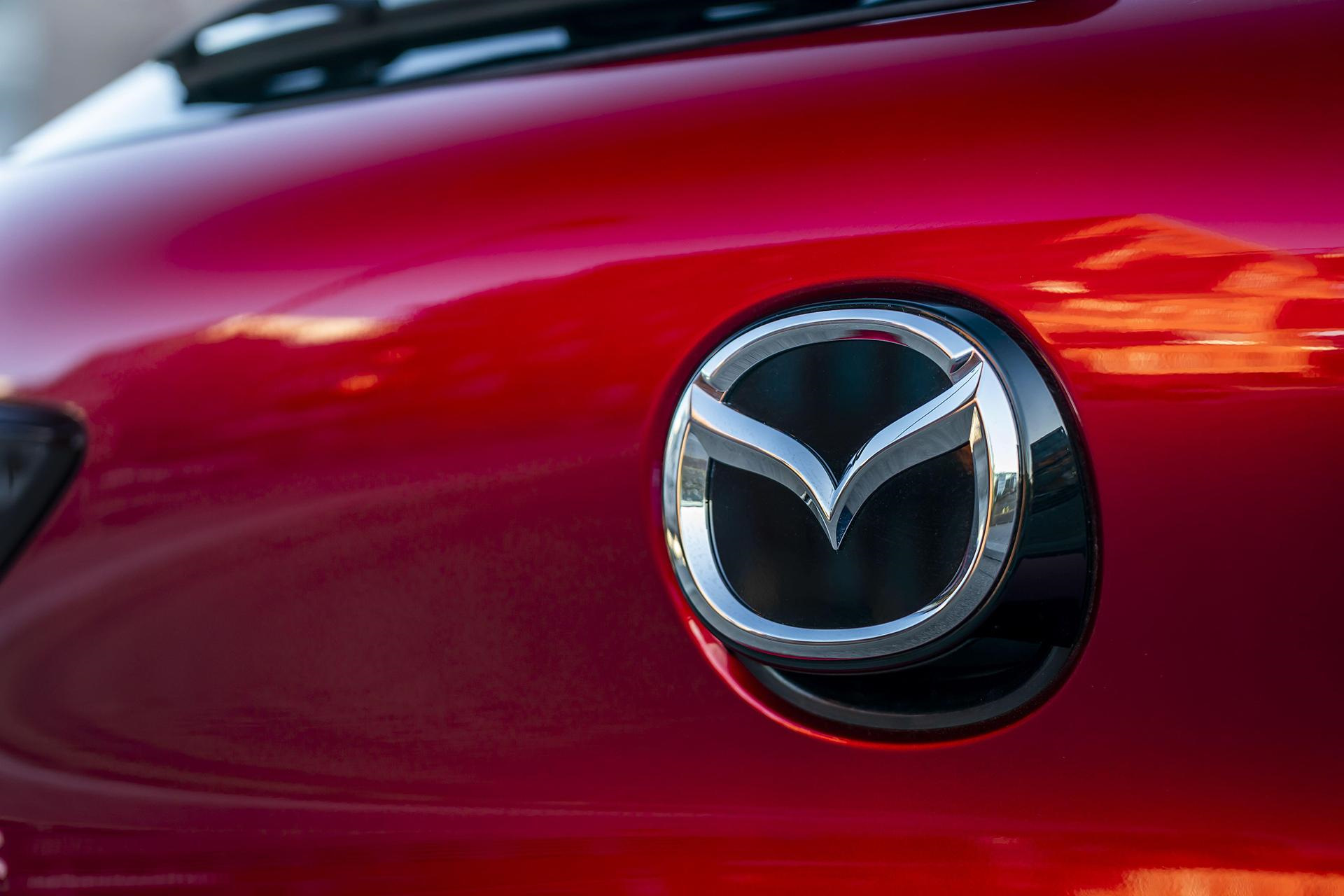 Mazda фирма. Мазда 3 2025. Mazda 3 SKYACTIV 2014 Emblem. Znaki Mazda 3. Mazda значок.